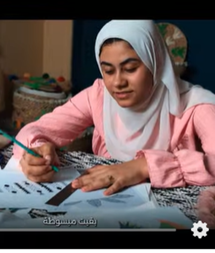 في قلب دهشور، من بين الأرض وإيدين ستاتها، بدأت حكاية مختلفة من خامة طبيعية بسيطة، قدروا يصنعوا بإيديهم مهنة وباب رزق وفرصة جديدة. إيدين كتير بتشتغل سوا، وحكايات بتتشارك، وتفاصيل بتتحول لمنتجات شايلة روح أصحابها.