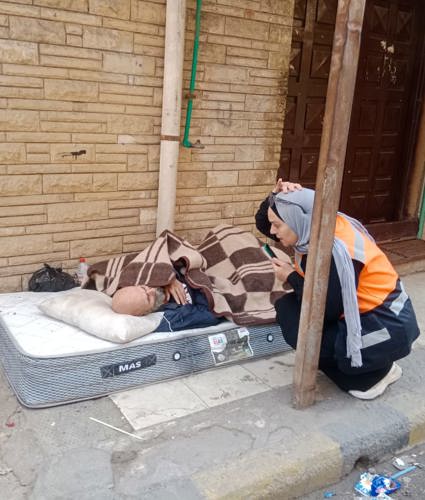 "التدخل السريع" يستجيب لبلاغ وينقل مسنًا بلا مأوى إلى دار للرعاية