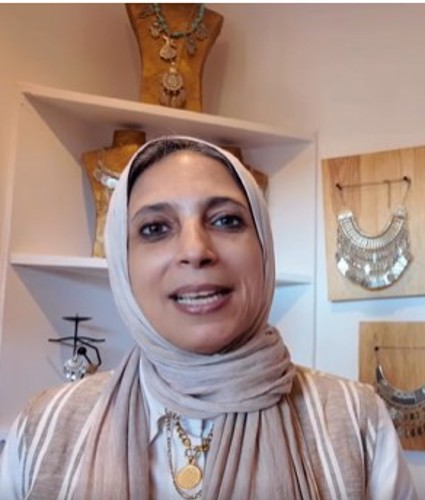 بالتزامن مع مؤتمر «الهوية الوطنية.. جذور راسخة ورؤية متجددة» بمكتبة الإسكندرية، تشارك شيرين فتحي، صاحبة براند YOLO Fashion، في معرض «ديارنا» بمنتجات من الإكسسوارات المستوحاة من الهوية المصرية.