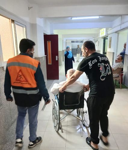 «التدخل السريع» بالقليوبية يستجيب لبلاغ عن مسن  بلا مأوى يفترش الرصيف وينقله إلى دار للرعاية